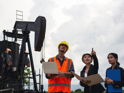 Field workers and coordinators at a drilling site plan next steps to scale collaboration behind China’s infraestructure
