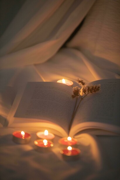 Un libro sobre una cama, con velas encendidas. El término la petite mort ha cautivado la imaginación de poetas, artistas y amantes a lo largo de la historia