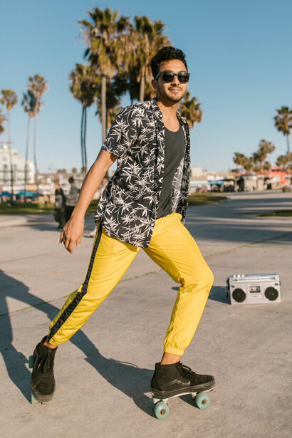 Artista dança sob patins em dia de sol