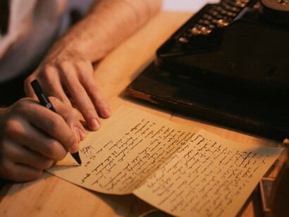 Mesa de trabalho de escritor. O encontro é marcante: “O comendador fez-se verde-garrafa, desenrugou as pálpebras quanto pôde, e pasmou os olhos suínos na atitude imperiosa de Ludovina, que apertava o botão da luva, e enroscava no colo as martas”.  O “ciúme sem causa” fá-lo-á “envesga[r] o olho de soslaio por sobre as feras”, “os leões honoríficos do Porto, se assestavam pertinazes os óculos na [sua] peregrina esposa”, e procurar isolá-la socialmente até que… não quero antecipar! O contraste do casal, chocante, será factor de manipulação emocional do leitor por um narrador-autor que com ele se diverte até à “queda” de Ludovina “nos braços asquerosos” do marido, nas palavras de um pretendente frustrado