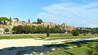 Circo Massimo, Roma, Italia. In questo grandioso complesso sportivo vennero organizzate anche delle naumachie, ovvero delle battaglie navali. Si inondava l’arena con l’acqua proveniente dal vicino Tevere e venivano simulati dei combattimenti navali durante i quali si affrontavano due squadre composte da prigionieri di guerra condannati a morte o da gladiatori