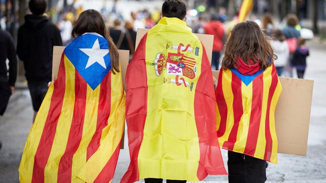 Ciudadanos se manifiestan con la 'Estelada' y la bandera de España, en favor de la reconciliación nacional