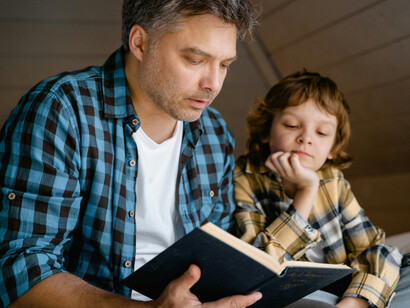 A alfabetização começa na educação infantil, com estímulos que constroem habilidades essenciais como consciência fonológica e reconhecimento de letras