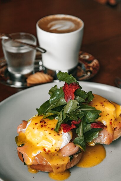 Café espresso acompanhado de um pequeno copo de água com gás para a entrada de uma refeição próxima do almoço