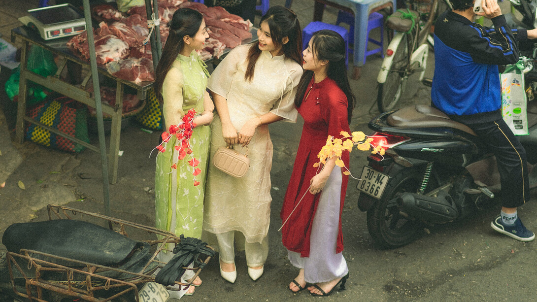 Professora leva alunas de inglês para um tour de compras no mercadinho local