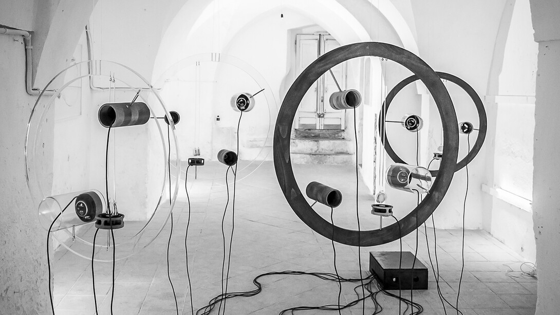 Tamara Repetto,
Oniria, Installazione sonoro-olfattiva, 2014,
Plexiglass , aluminum , fans , waffles olfactory , cable , motion detector,
Variable dimensions
