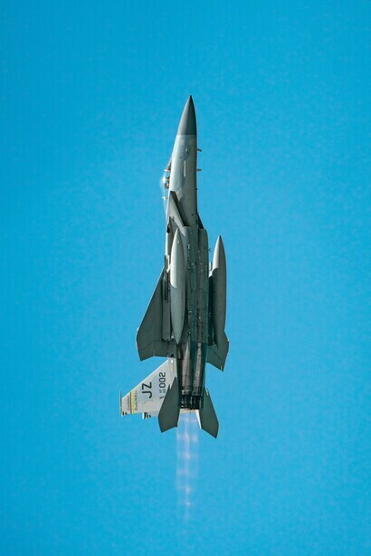Un potente avión ascendiendo al cielo, simbolizando el dominio de las alianzas militares en una era de rivalidad geopolítica