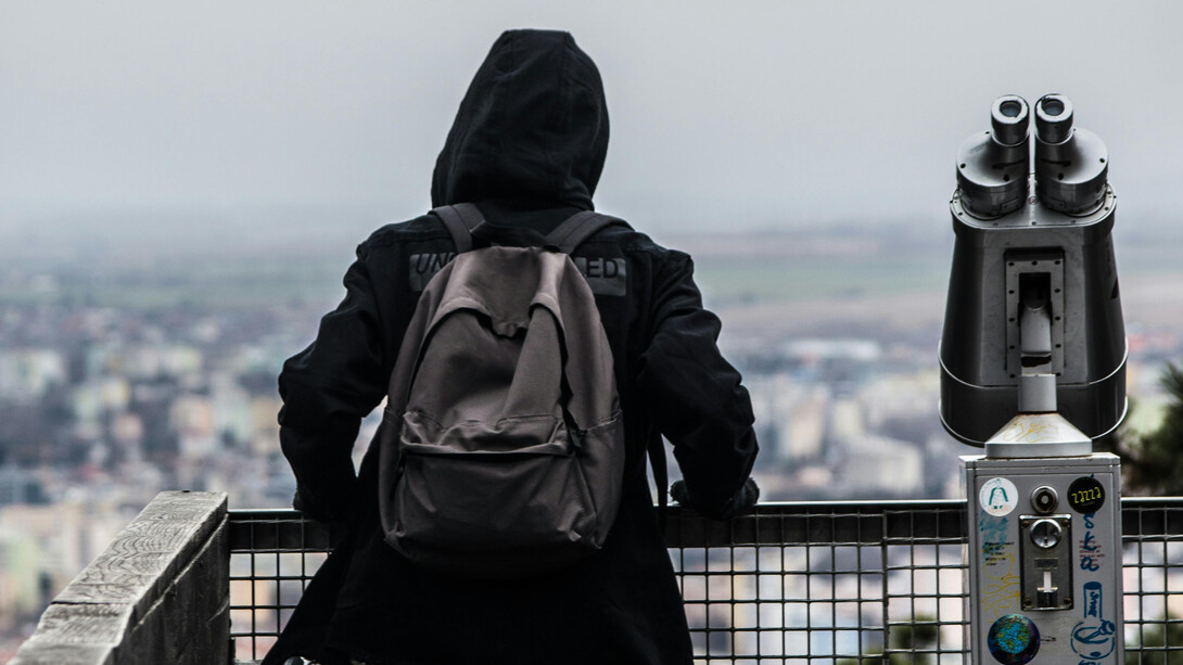 Uma jornada pela cidade revela a batalha interna de um jovem, com vozes e cores conflitantes dentro de si. Caminhando pelas ruas, ele enfrenta uma tempestade mental enquanto aparenta calma exterior, explorando a complexidade de sua própria mente