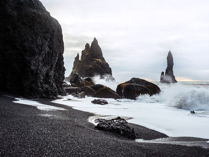 Playas de arena negra en Reynisdrangar, Islandia