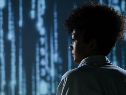 Outra revolução no horizonte é a computação quântica. Diferente dos computadores clássicos, que funcionam com bits (0 ou 1), os computadores quânticos operam com qubits, que podem estar em múltiplos estados ao mesmo tempo. Isso permite que realizem certos tipos de cálculos com uma velocidade e eficiência inimagináveis pelos padrões atuais