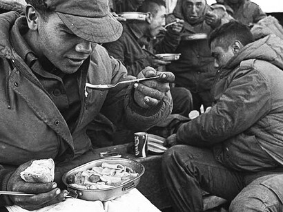 Ni los destratos de sus superiores, ni las raneadas a cualquier hora, ni el levantarse a las cinco al llamado de un pito en pleno monte de Mercedes, ni el andar todo el tiempo cagado de frío y maldormido. No. De todas las penurias de la colimba, lo que en verdad castiga al correntino es el hambre atroz