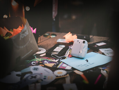 Disordine: sistemare quel caotico mucchio di carta sul tavolo in pile ordinate di fatture, documenti, lettere, liste della spesa e quant’altro porta chiarezza mentale 