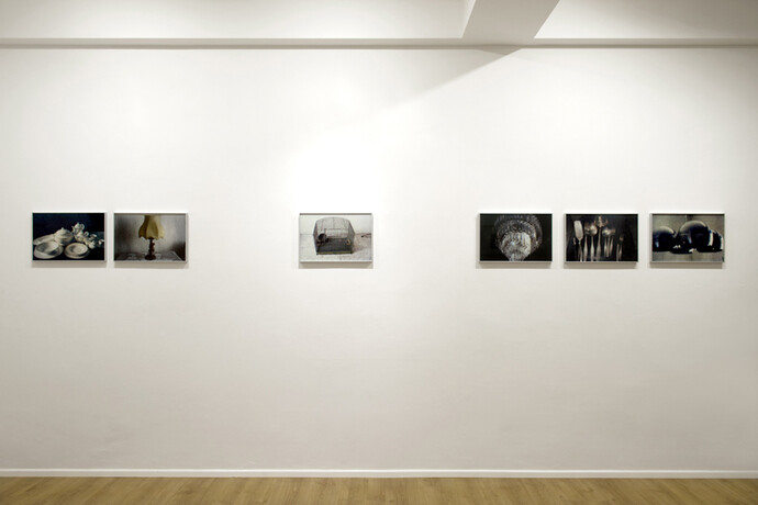 Alessandra Spranzi, veduta mostra lavori Obsoleto, 2013-2014, polaroid e pagina di libro o rivista, courtesy galleria P420 Bologna