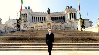 El presidente de la República italiana, Sergio Mattarella, tras deposita la ofrenda floral en el Monumento al Soldado Desconocido