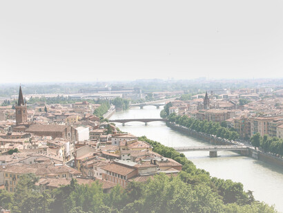 El puente de Verona en Italia. La ciudad está dividida en sur y norte por las líneas del tren que conectan Roma con Milán