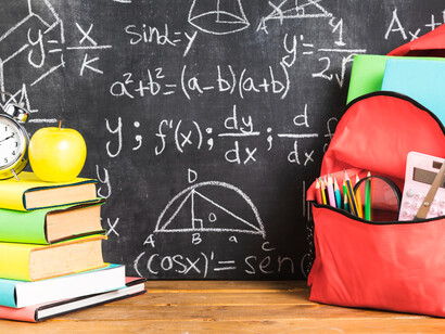 La mochila, los útiles y el pizarrón representan el modelo educativo tradicional. Mucho cambió en la educación en los últimos años