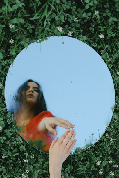 La percepción no ocurre fuera del cuerpo, sino que el cuerpo participa activamente en la creación del mundo que creemos experimentar