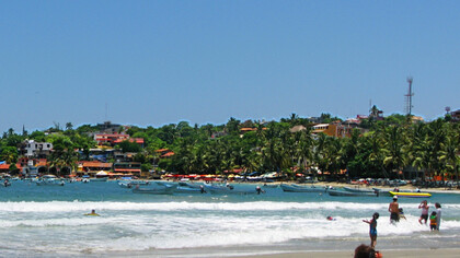 Las playas de Puerto Escondido, Oaxaca, México, ofrecen escenarios diversos, donde cada rincón revela una personalidad distinta entre el mar, la arena y la vegetación tropical