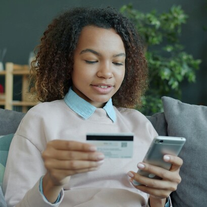 Uno schermo, mille possibilità: ma ogni click è una scelta su chi stai diventando