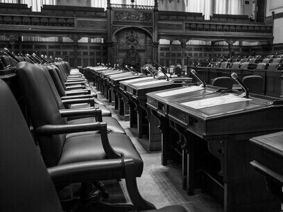 Eu cá prefiro continuar a viver num país livre, onde sei que posso exercer os meus direitos, mas também tenho de cumprir com os meus deveres enquanto cidadã - uma coisa não pode existir sem a outra, é a mesma coisa com os direitos e deveres - ninguém nos dá nada a troco de nada. Gosto de viver num país democrático porque posso exercitar a minha mente, lendo e consumindo o que quiser, sem quaisquer imposições estatais. E vocês, onde é que preferem viver? 