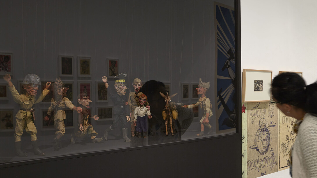 Vista de sala Arte Partisano con el Teatro de marionetas partisano de Eslovenia, de Lojze Lavric. Fotografía: Joaquín Cortès/Román Lores. Museo Nacional Centro de Arte Reina Sofía, 2014