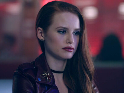 Madelaine Petsch interpreta a Cheryl Blossom en la serie