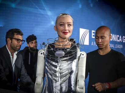 Sophia, l'androide robotico femmina, parla, interagisce, addirittura conserva una memoria breve di quello che ha detto le volte prima con altri interlocutori e ha dei sensori così sofisticati che scannerizza chi ha di fronte per capirne le emozioni 