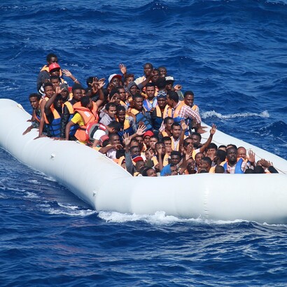 Nel 2025 oltre 22.500 migranti sono stati intercettati e riportati in Libia, spesso verso centri di detenzione criticati dalle organizzazioni umanitarie per gravi violazioni dei diritti umani
