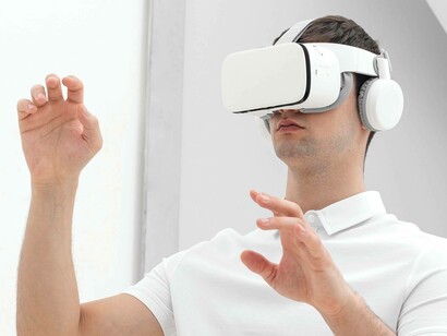 Uomo con simulatore di realtà virtuale