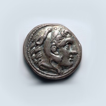 Grecia, periodo di Alessandro, IV secolo a.C. Tetradracma - Testa di Eracle giovane con la pelle di leone (dritto). Cleveland Museum of Art, Cleveland, USA