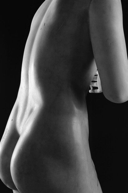 Afrodite Pudica. Replica del II secolo d.C. del tipo statuario Dresda-Capitolino. La figura, di dimensioni più grandi del vero, è raffigurata nuda. Sul fianco sinistro funge da sostegno una hydria sulla quale è adagiato un panno ripiegato. @ Luigi Spina 