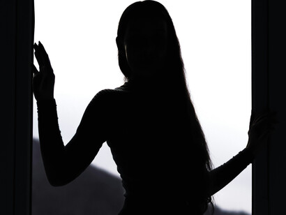 Elle ouvre la fenêtre du doute, guette l’horizon, et dans sa calme posture, l’insoumission respire