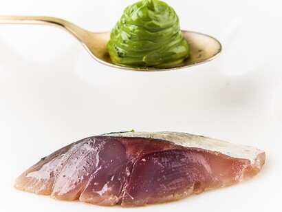 Caballa con emulsión de sus grasas y arisha verde