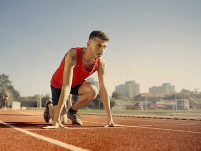 Hombre entrena con un equipamento adecuado para correr