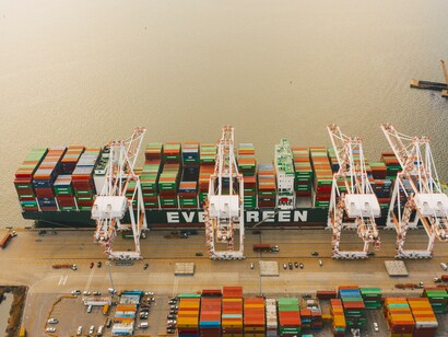 Navio atracado no porto de carga industrial