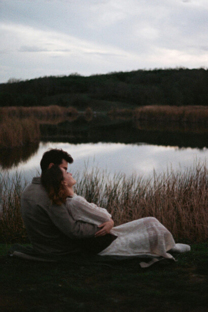 Ella cerró los ojos por un instante, sin saber si quería detenerlo o si prefería dejarse llevar. Pero ya estaba hecho