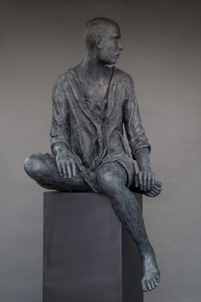 Hanneke Beaumont, Bronze 130 (Observing). Courtesy of Bowman Sculpture