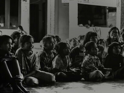 La démocratie doit développer des systèmes économiques fondés sur la justice sociale