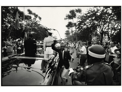 Robert Lebeck, Leopoldville [Young man steals the sword of King Baudouin I, during procession with newly appointed President Kasavubu], Leopoldville, Republic of the Congo (now Democratic Republic of the Congo), June 30 1960, Gelatin silver print, RIC.2012.0111, Collection of the Ryerson Image Centre