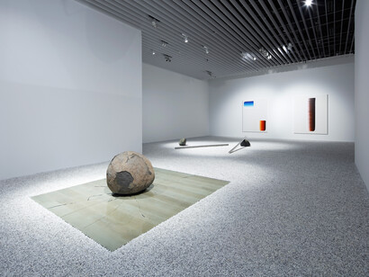 Installation view: STARS: Six Contemporary Artists from Japan to the World, Mori Art Museum, Tokyo, Lee Ufan, 2020 © Takayama Kozo