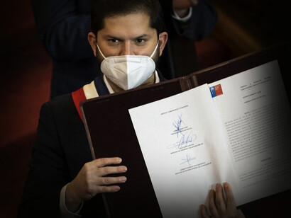 Gabriel Boric, presidente de la Republica de Chile, sostiene el acta que avala el plebiscito para el cambio de Constitución