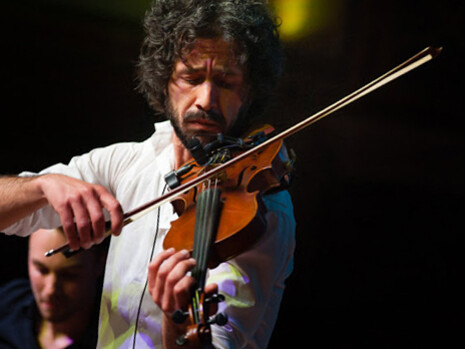 Isaac de Martin alla chitarra e Alaa Arsheed al violino