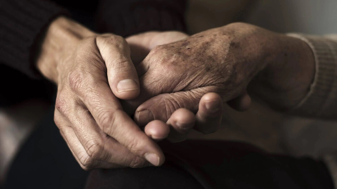 Tenersi per mano, scambiandosi quel prezioso tesoro che è il tempo