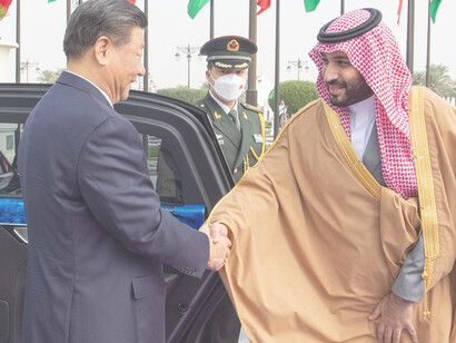 El presidente chino, Xi Jinping (izquierda), es recibido por el príncipe heredero de Arabia Saudita, Mohammed bin Salman Al Saud (derecha), en el Palacio de Yamamah en Riyadh, Arabia Saudita, el 8 de diciembre de 2022