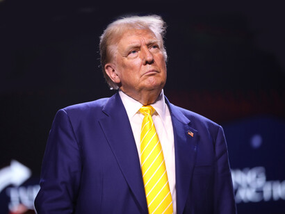 Une approche ferme face aux défis. Donald Trump lors d'un rassemblement "Chase the Vote" à l'église Dream City à Phoenix, Arizona, le 6 juin 2024. Photo de Gage Skidmore