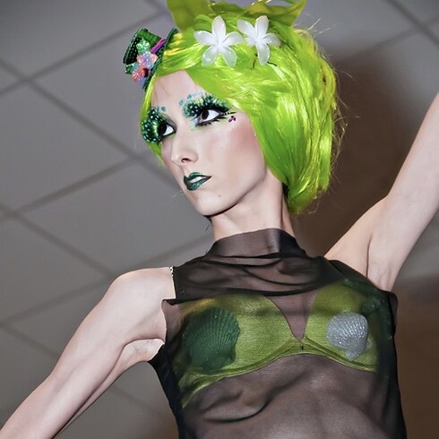 Qu'il s'agisse de l'émergence des Sea Punk ou encore des Health Goth, l'influence du Web et ses soubresauts offrent à la création de mode une nouvelle horizontalité.