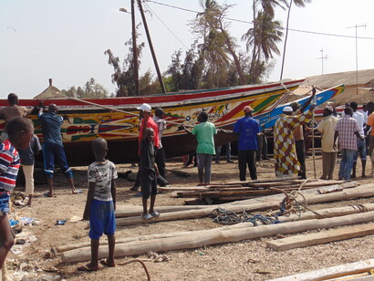 Construcción de barcas para la pesca tradicional en Niodior, Senegal