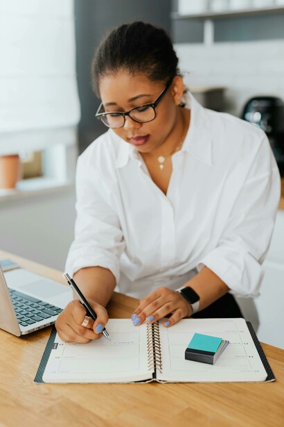 Mujer anotando sus actividades en una agenda. El problema de los planes es el cumplimiento