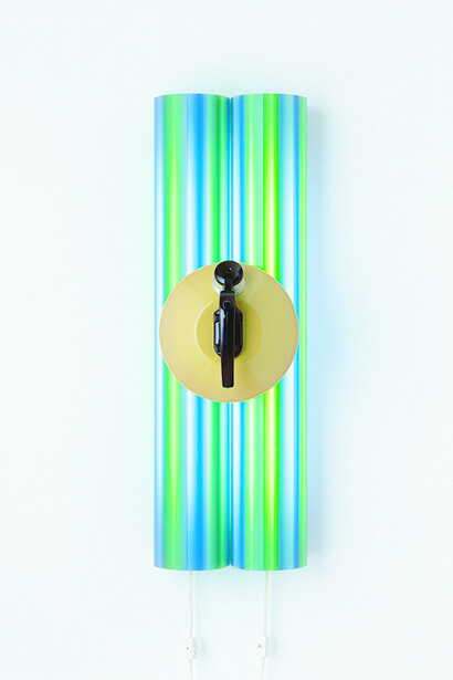 Teapot, 1979. Teapot, plastic tubes, and fluorescent lights, 26 x 9 x 13 in. (66 x 22.9 x 33 cm). The Sonnabend Collection, Nina Sundell, and Antonio Homem © Jeff Koons
