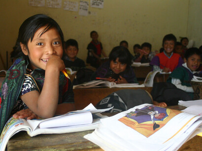 Un niño sonríe en una escuela mexicana